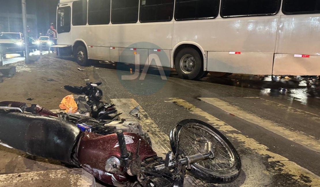 Ônibus com estudantes colide em duas motos e deixa feridos na AL-220, em Arapiraca