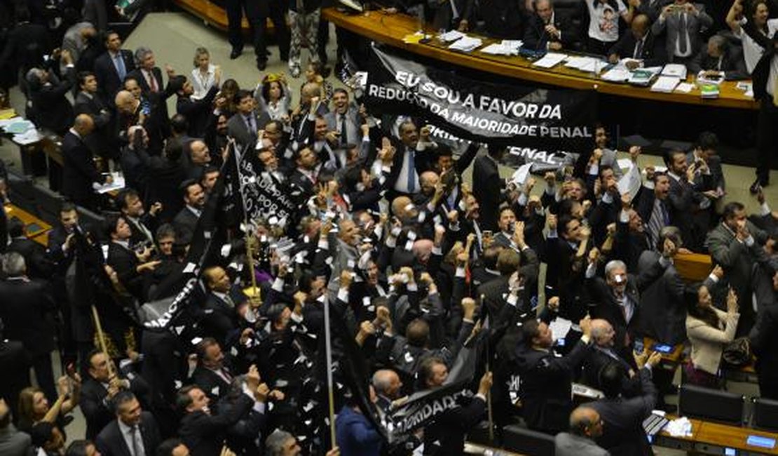 Câmara aprova nova proposta que reduz maioridade penal para crimes hediondos