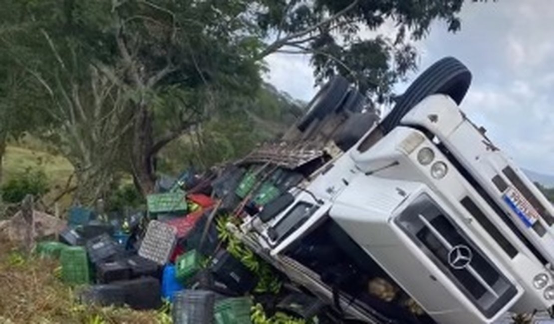 Caminhão carregado com bananas tomba na AL-220, em São José da Tapera