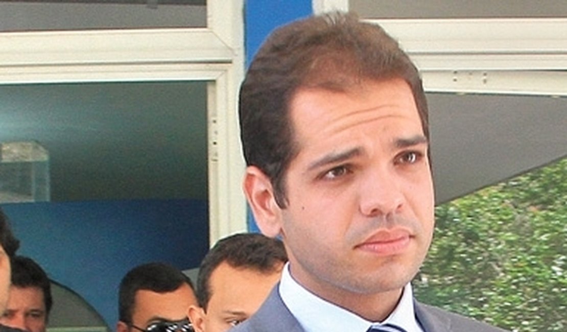Prefeito de Estrela de Alagoas é assaltado e tem Rolex levado por bandidos