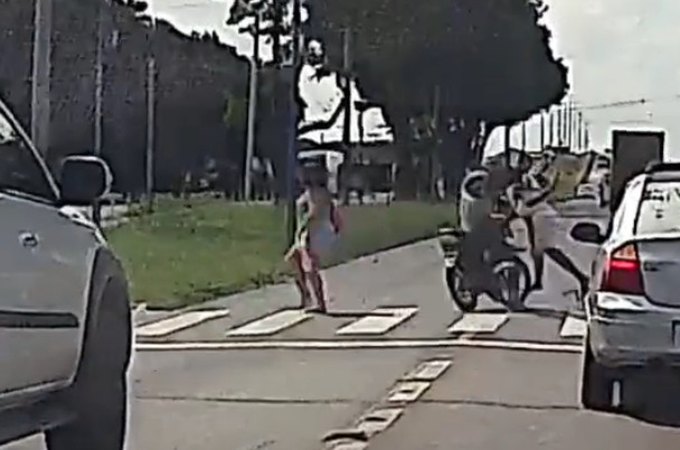 Vídeo mostra motociclista em alta velocidade atropelando mulher com criança no colo em faixa de pedestres, em AL