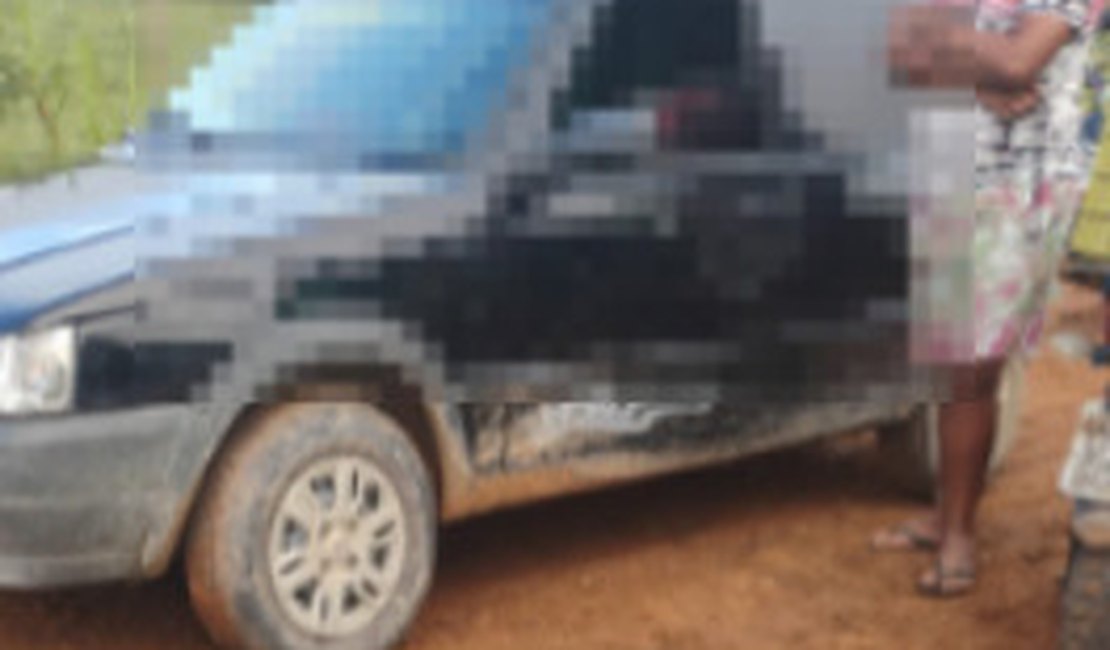 Com marcas de tiros pelo corpo, homem morre ajoelhado no banco de carro em Porto Real do Colégio