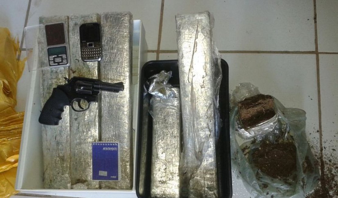 PC encontra drogas, arma e grande quantidade de explosivos em São Miguel dos Campos