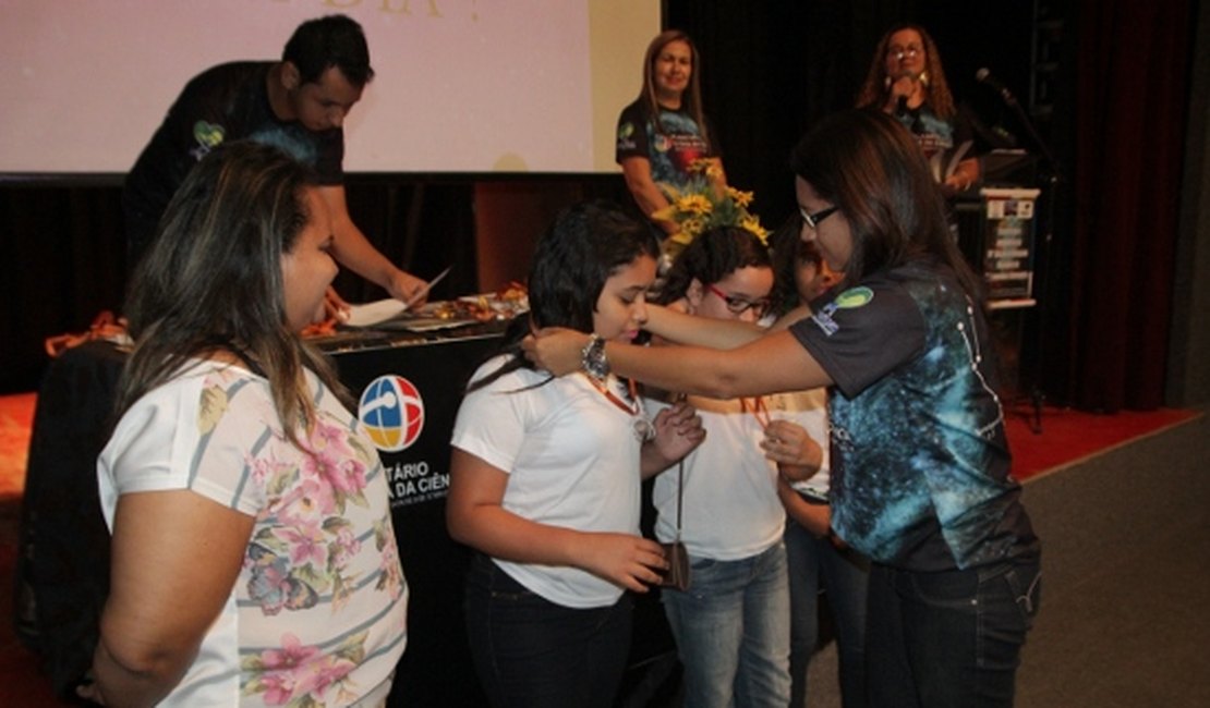Prefeitura de Arapiraca entrega medalhas a alunos da Olimpíada de Astronomia
