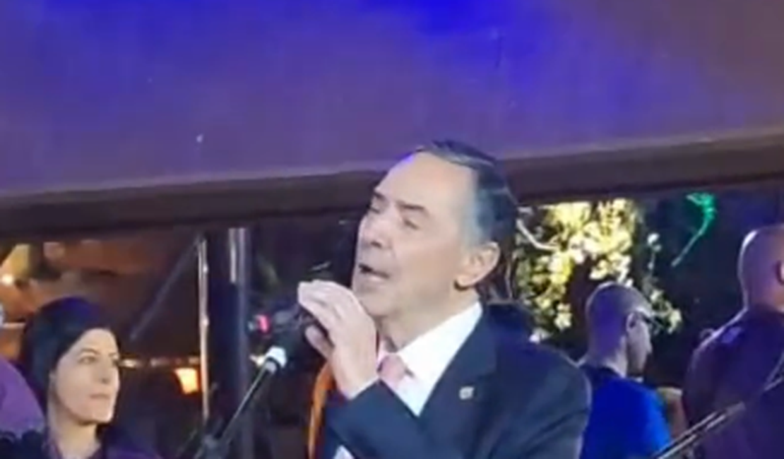 Vídeo: Barroso canta Jorge Aragão em jantar de despedida da Presidência do STF