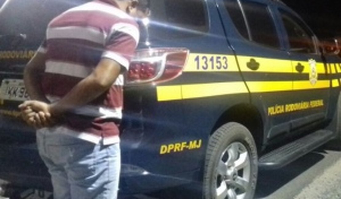 PRF prende dois suspeitos após fiscalização em rodovias de Alagoas