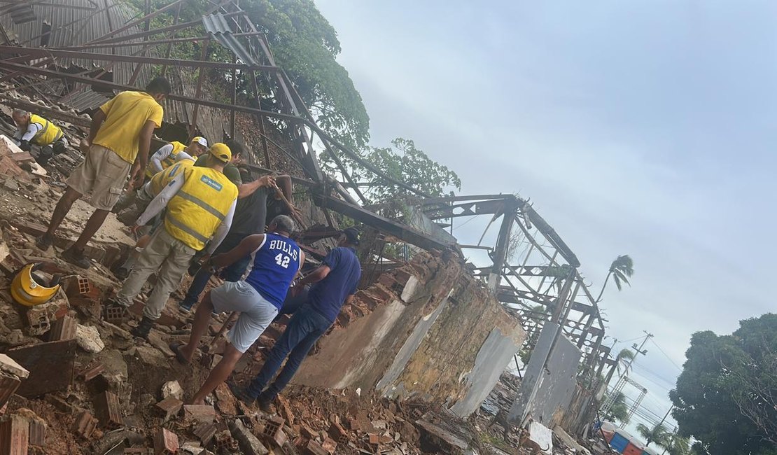 Galpão desaba e deixa quatro feridos, sendo um em estado grave, na parte baixa de Maceió
