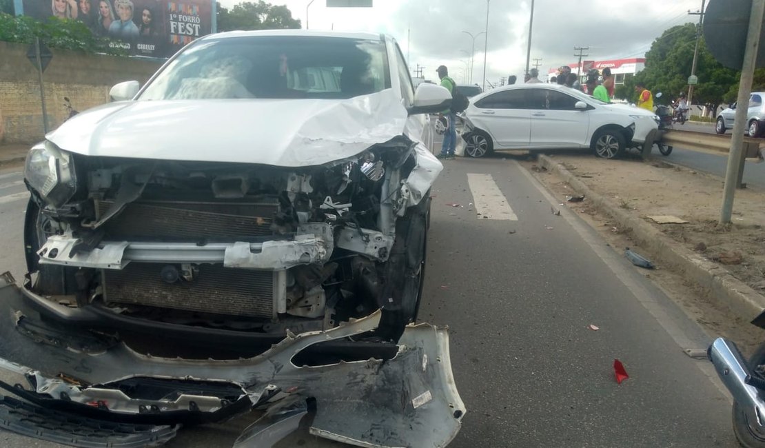 Colisão entre automóveis deixa mulher ferida em Arapiraca
