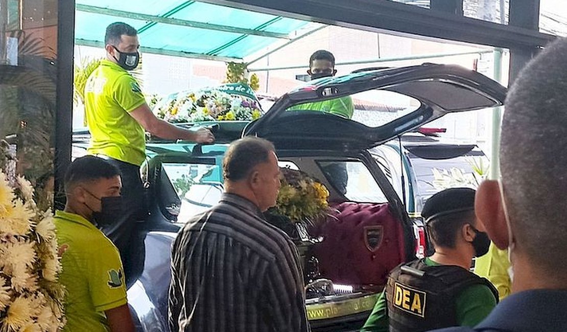 Corpo de Paulinha Abelha, da Banda Calcinha Preta, é levado para Simão Dias