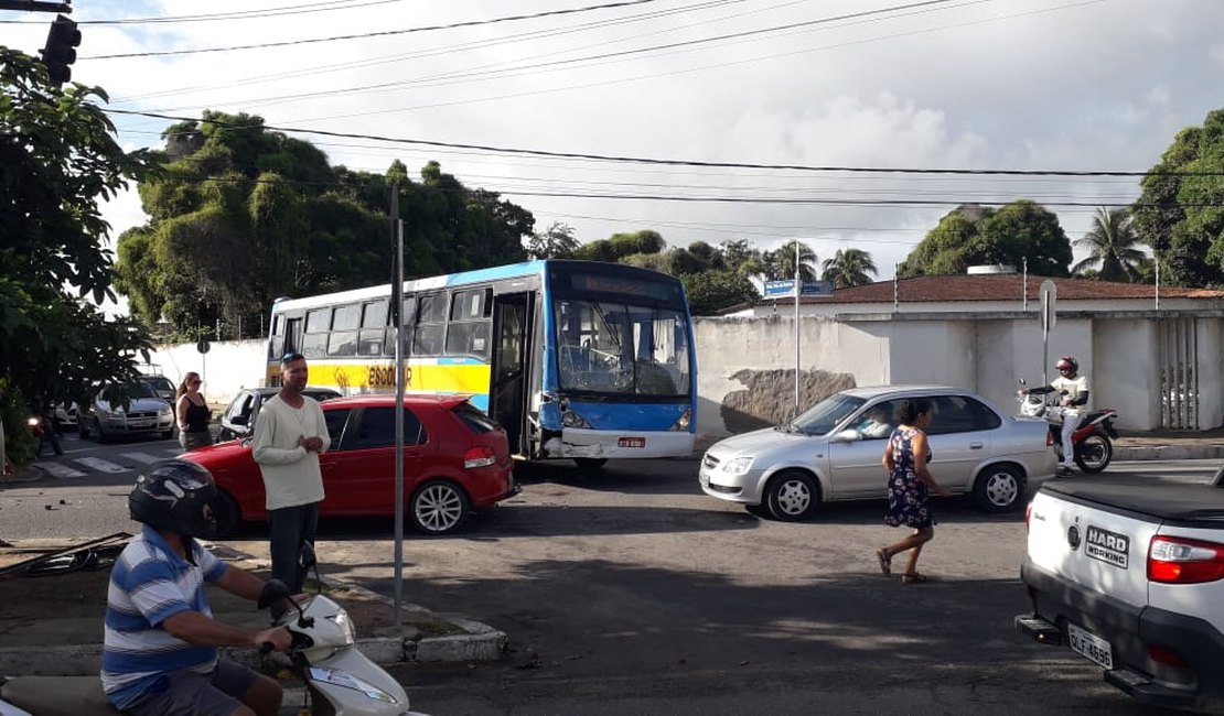 Motorista de van avança sinal vermelho e colide em ônibus, em Arapiraca