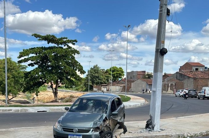 Homem perde controle de veículo e bate carro em poste, em Arapiraca