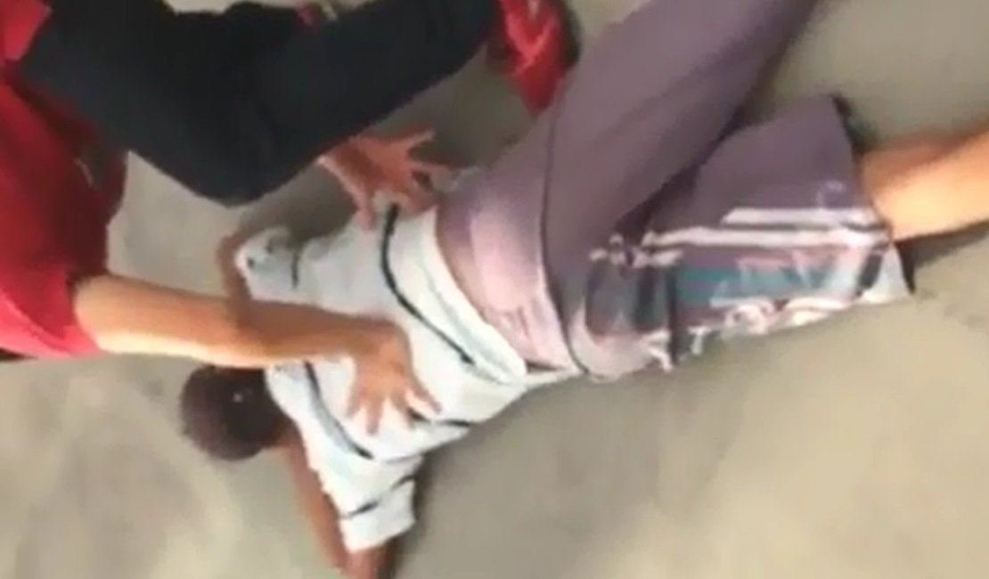 Vídeo de jovens embriagados humilhando trabalhador em Maceió revolta internautas