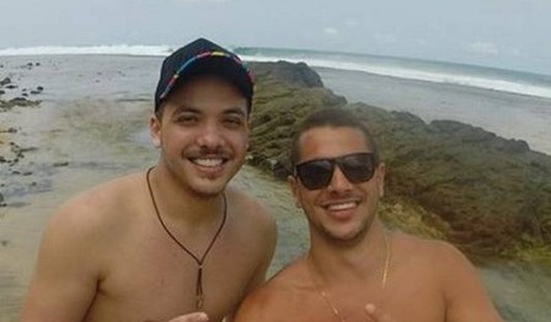 Wesley Safadão é clicado por fã em Fernando de Noronha