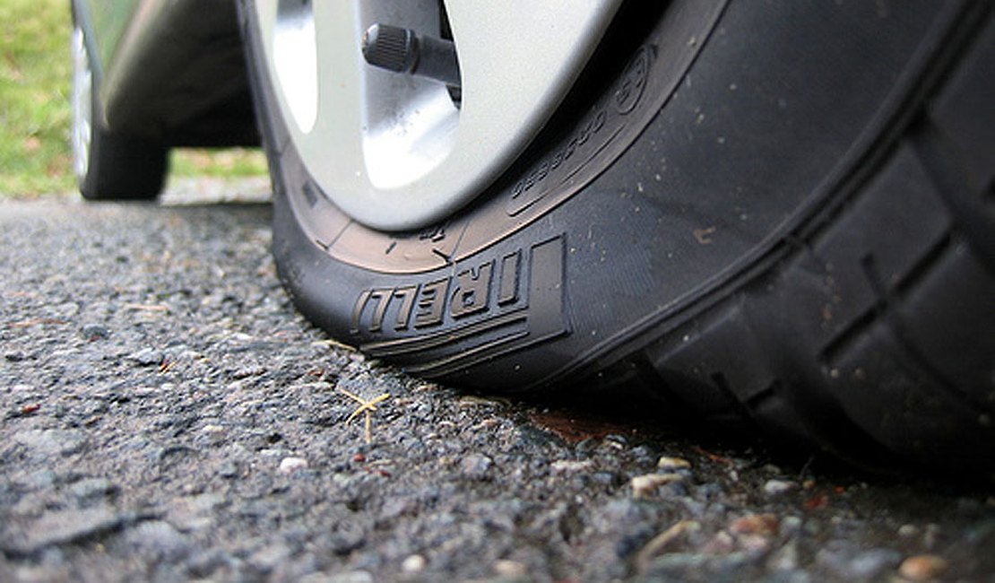 Indivíduos furam pneus de veículo nas proximidades do Ginásio Santa Afra, em Arapiraca
