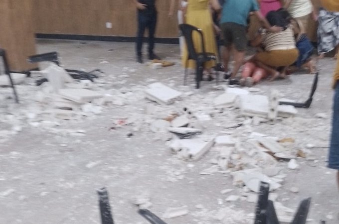 Teto desaba durante casamento em clube militar e deixa feridos em Maceió