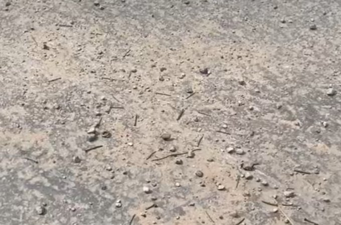 Pregos espalhados em rua de Arapiraca colocam motoristas em risco