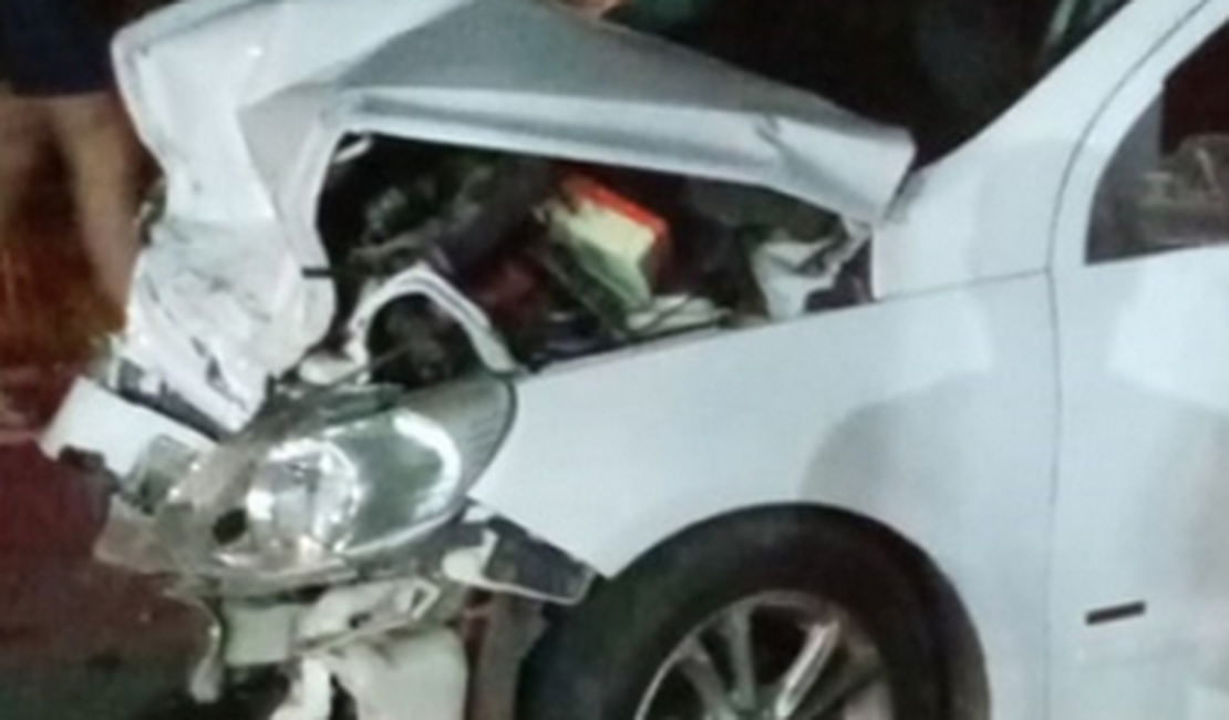 Batida de frente envolvendo dois carros deixa pessoas feridas em Carneiros, AL