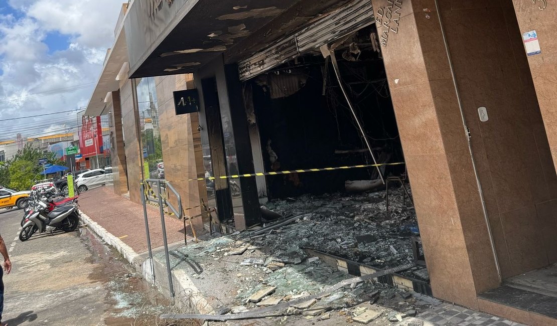 Polícia Civil investiga incêndio criminoso em instituição financeira de Arapiraca