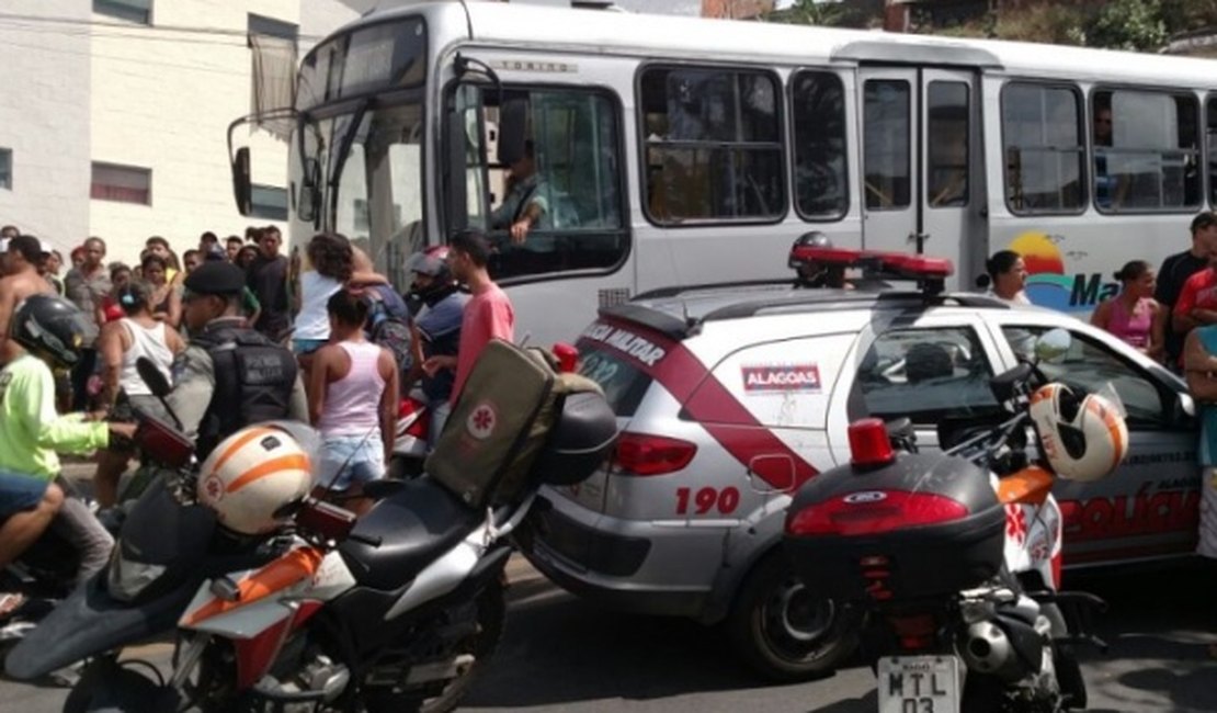 Polícia prende dois suspeitos de participação em assalto a ônibus que deixou militar ferido