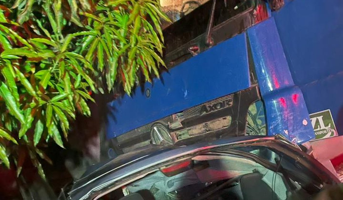 Duas pessoas morrem em batida frontal entre carro e carreta em Coruripe