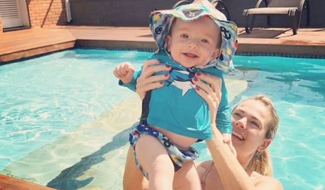 Thaís Pacholek curte piscina com o filho, Luís Miguel