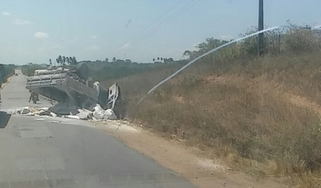 Motorista perde controle e capota caminhonete carregada de gesso, em Arapiraca