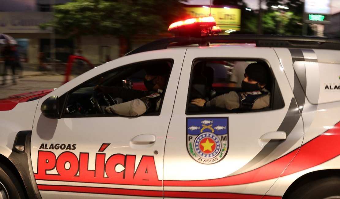 Homens conhecidos como Fuzil, Leo e Chapa tentam matar mulher, arma falha e vítima é espancada em Maceió