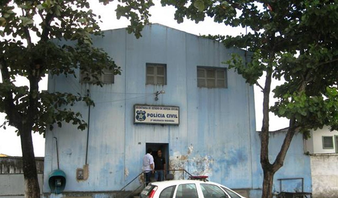 Após dar à luz, adolescente espanca filho até a morte