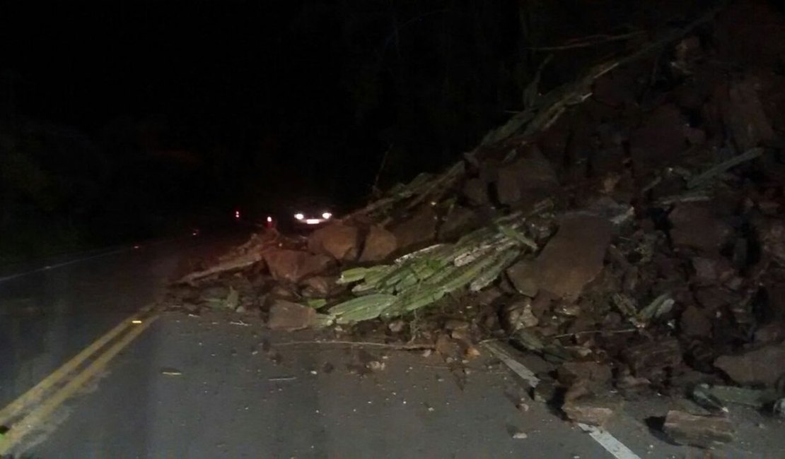 Barreira desaba e bloqueia parte da pista na AL-210, em Palmeira dos Índios, AL