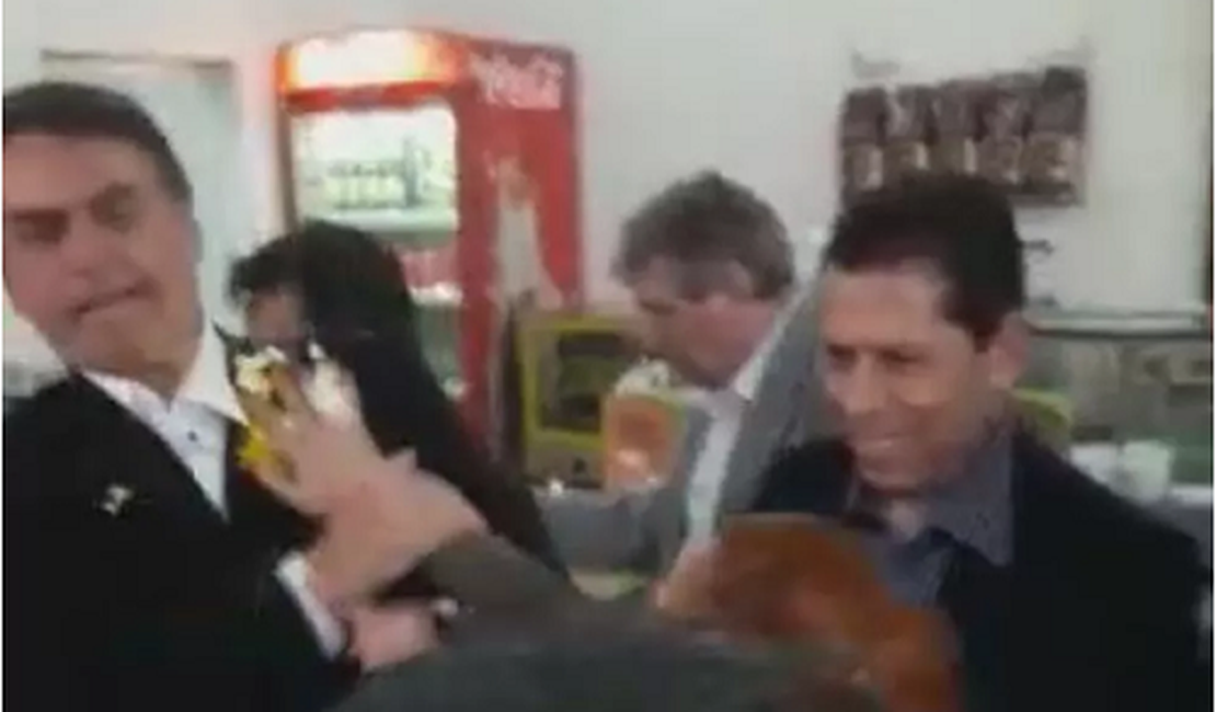 VÍDEO. Bolsonaro leva ovada de manifestante dentro de cafeteria em SP