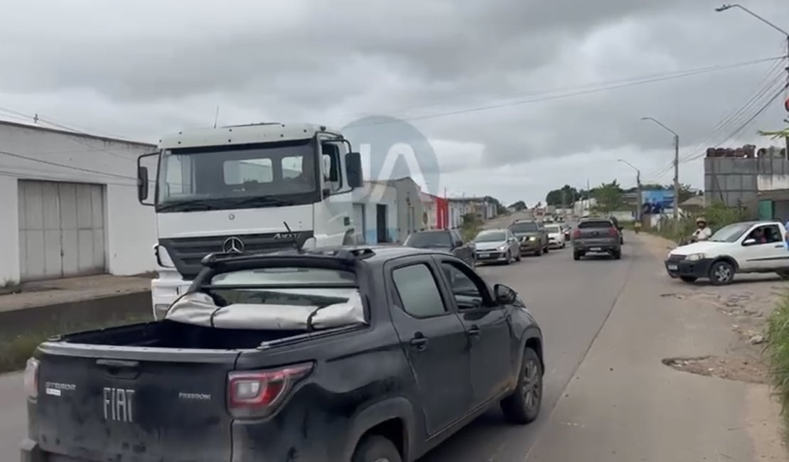 Motociclista fica ferido após colisão com carro em retorno proibido na AL-110, em Arapiraca