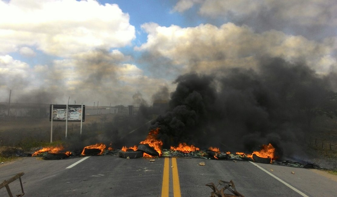 Índios protestam contra a PEC 215 e interditam rodovias de Delmiro Gouveia e Novo Lino