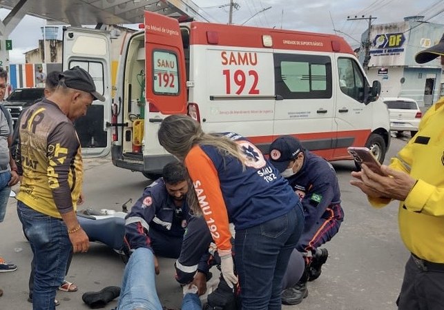 Colisão entre carro e moto deixa entregador de lanches ferido em Arapiraca