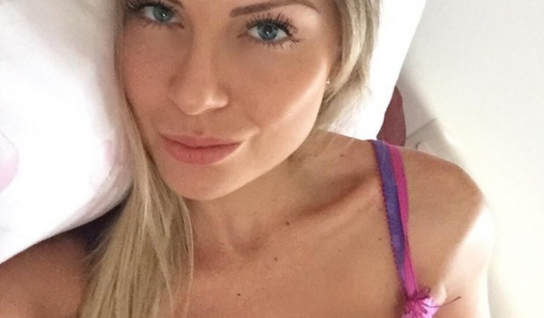 Ex-BBB Renatinha sensualiza logo de manhã, com foto de lingerie na cama