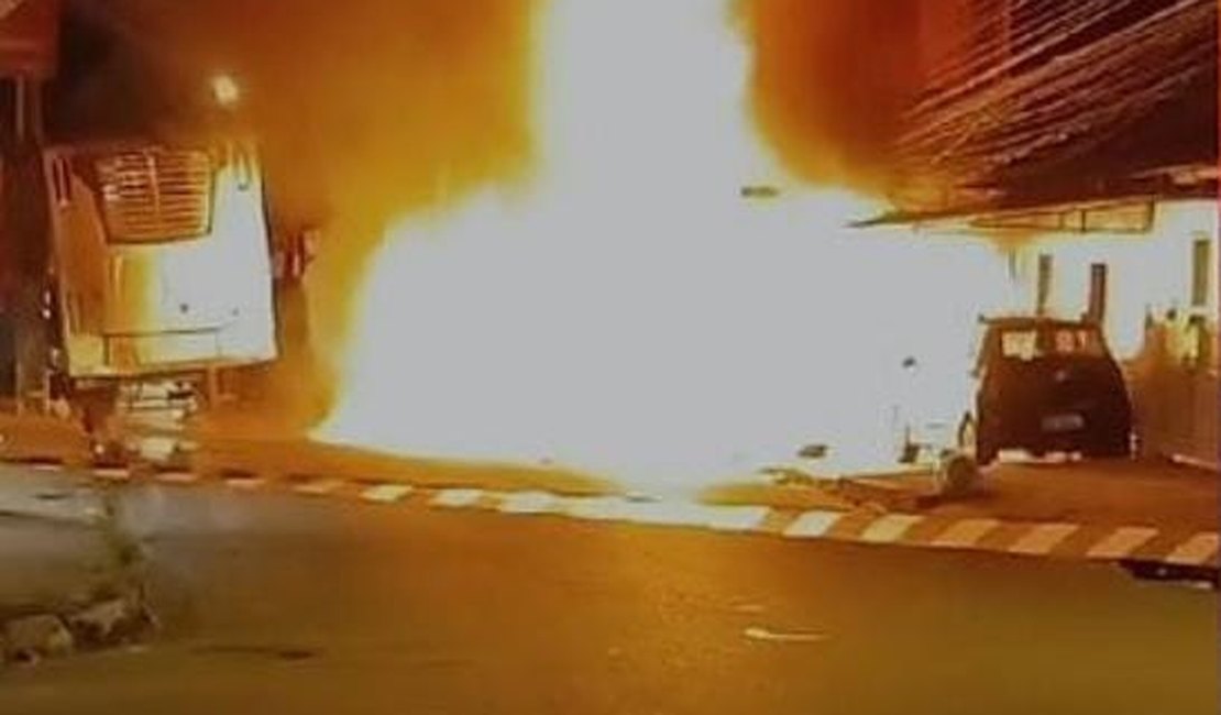 Vídeos mostram fuga que teve morte de assaltantes, tiros, fogo em carro e acidente com viatura da PM em Maceió