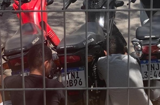 Dupla é filmada furtando central eletrônica de motocicleta em Arapiraca