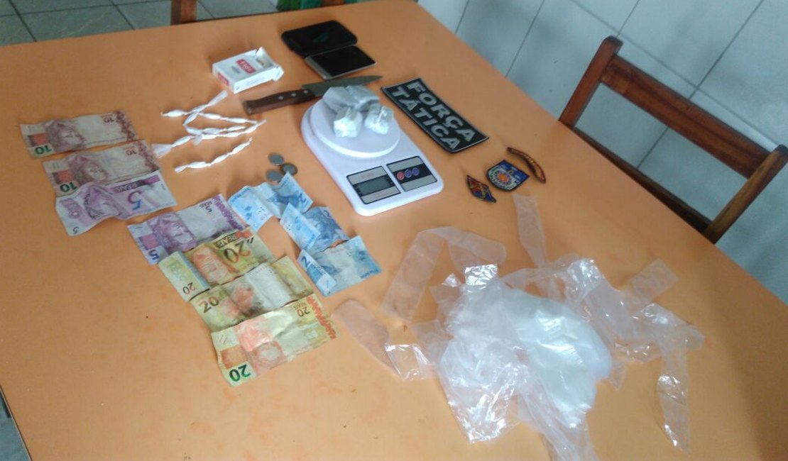 PM prende jovem e apreende menor por tráfico de drogas no interior de AL