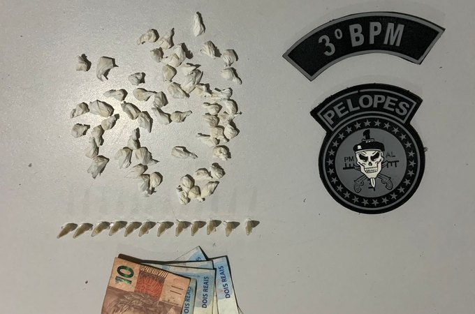 Mulher é presa após ser flagrada com cerca de 50 pedras de crack em Arapiraca