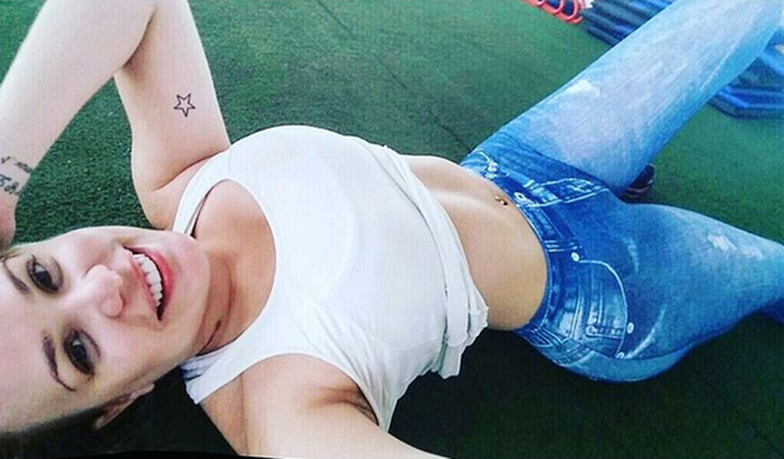 Paulinha Leite mostra cintura finíssima de calça e top