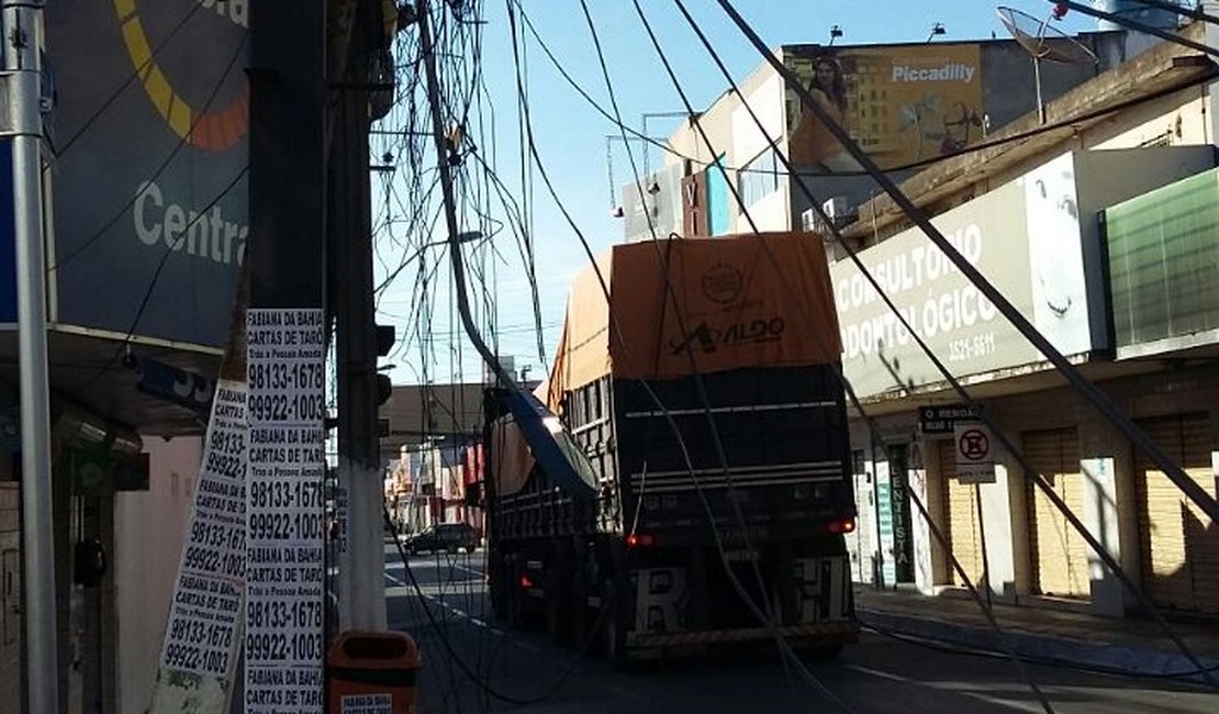 Carreta alta quebra fios de telefonia e eletricidade no Centro de Arapiraca