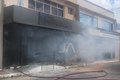 Cliente insatisfeito com empréstimo tem momento de fúria e ateia fogo em agência bancária no Centro de Arapiraca