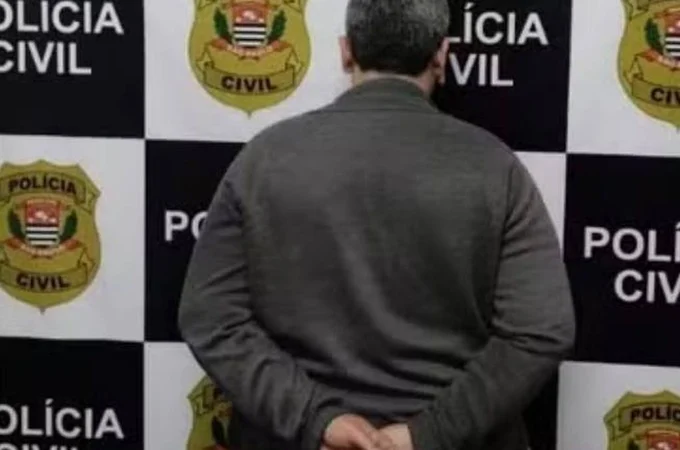Após 3 anos foragido, professor acusado de abusar sexualmente de 18 alunas é preso escondido debaixo de sofá