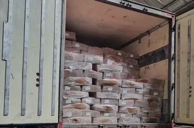 Mais de R$ 300 mil em frango e linguiça com documentação irregular são apreendidos em operação na Levada