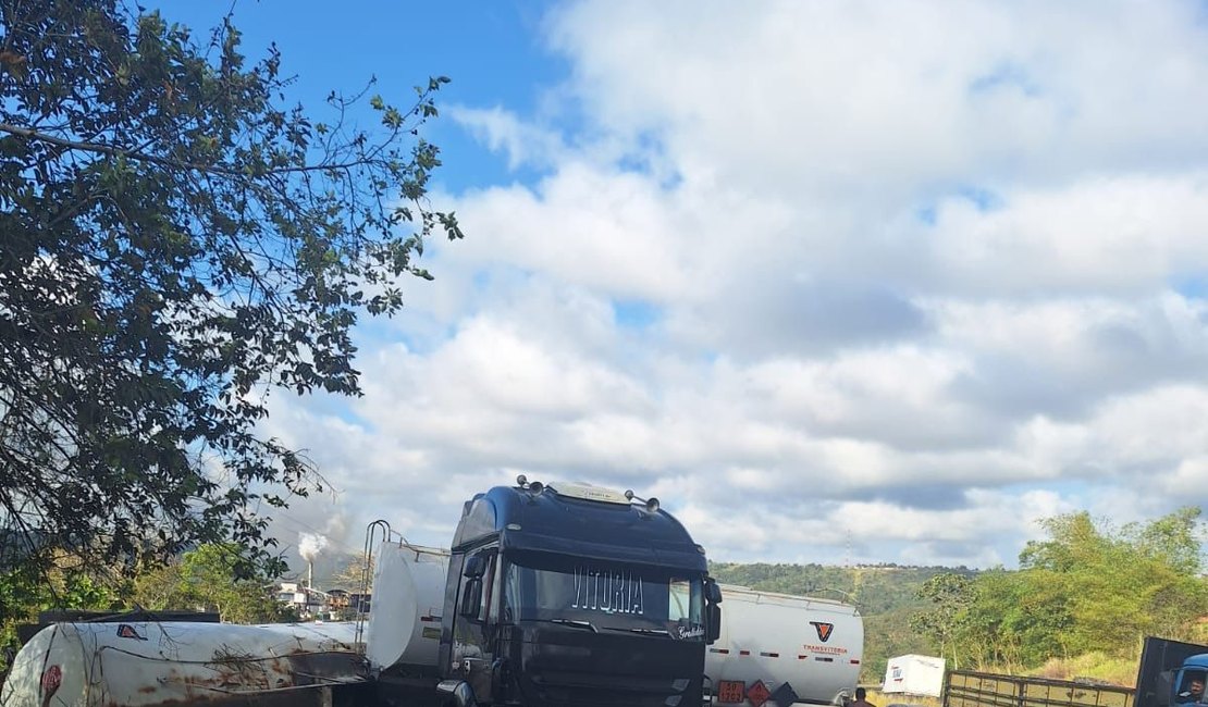 Carreta tomba e tanque com óleo diesel se desprende do veículo em Teotônio Vilela