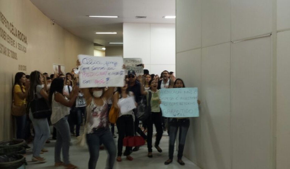 Estudantes vão à prefeitura de Arapiraca cobrar acordo com a Ufal