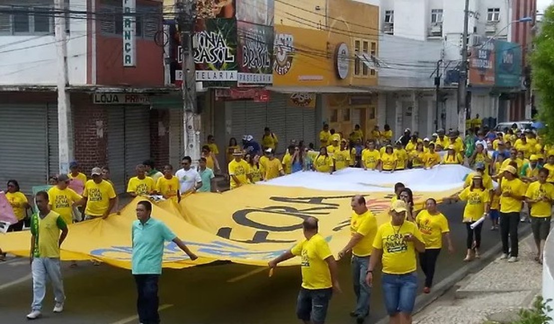 Cerca de 60 pessoas realizam ato contra o governo Dilma em Arapiraca