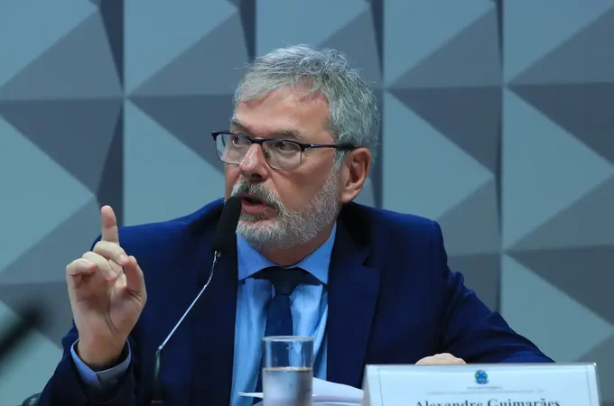 Ex-diretor do INSS nega vínculo político em depoimento à CPI