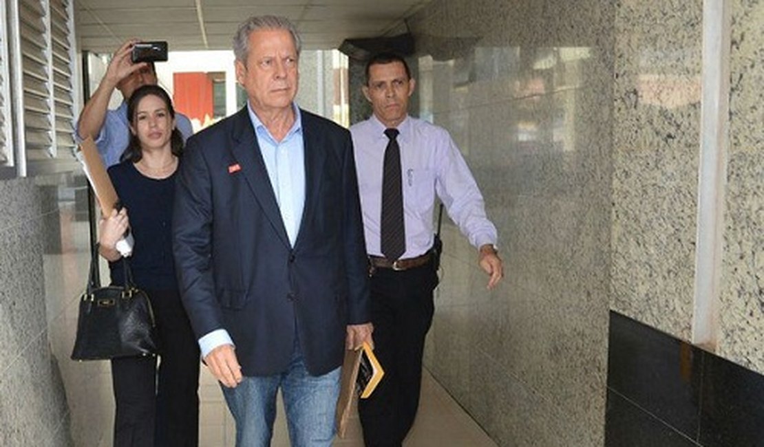 Ex-ministro José Dirceu se entrega e volta à Penitenciária da Papuda, em Brasília