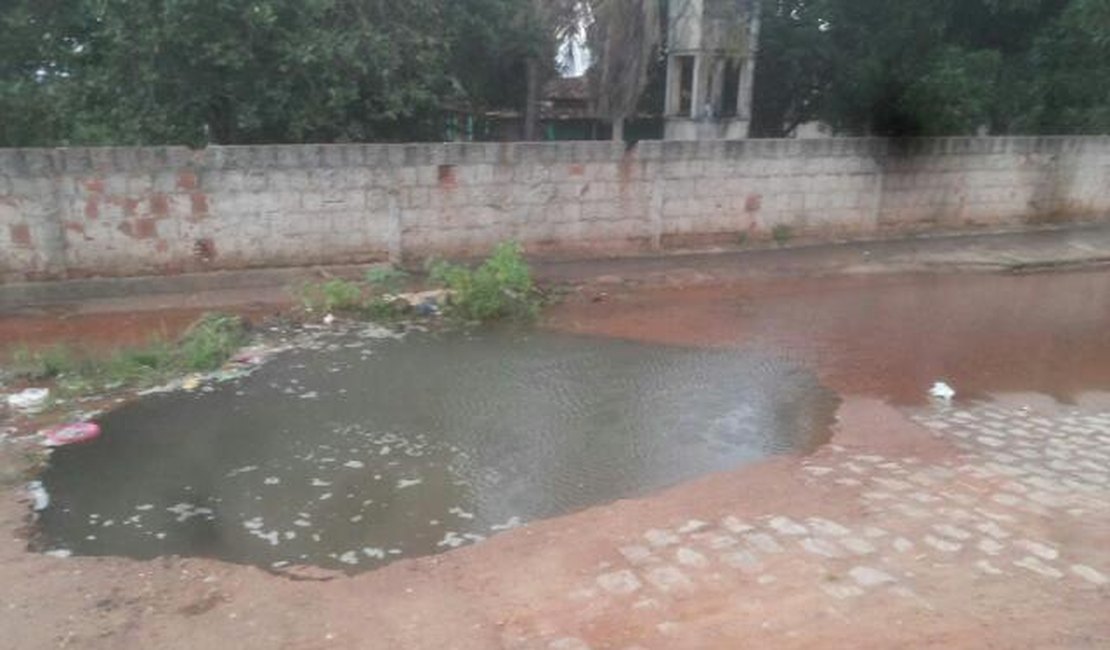 Por causa de vazamento, moradores do Residencial Agreste estão há 6 dias sem água nas torneiras