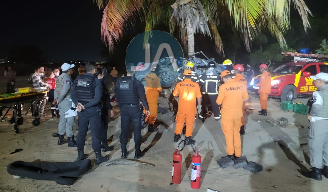 Motorista perde controle de veículo, bate em coqueiro e fica preso às ferragens, em Arapiraca